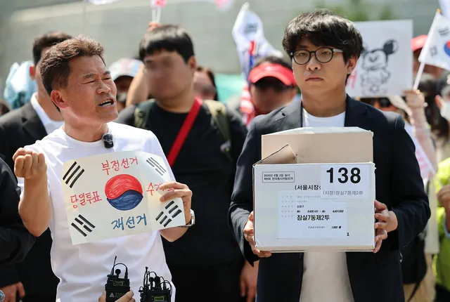 [단독] 전한길 공개한 ‘잠실 투표지 보관상자’ 진품이었다

전한길씨가 공개한 투표용지 보관함이 서울 잠실7동 제2투표소에서 반출된 ‘진품’인 