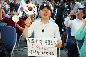 중진이 저격하고 친한계가 호응…국힘 단톡방 달군 '장동혁 올공 정치'

제헌절 연휴 기간 서울 올림픽공원을 찾은 장동혁 국민의힘 대표를 둘러싸고