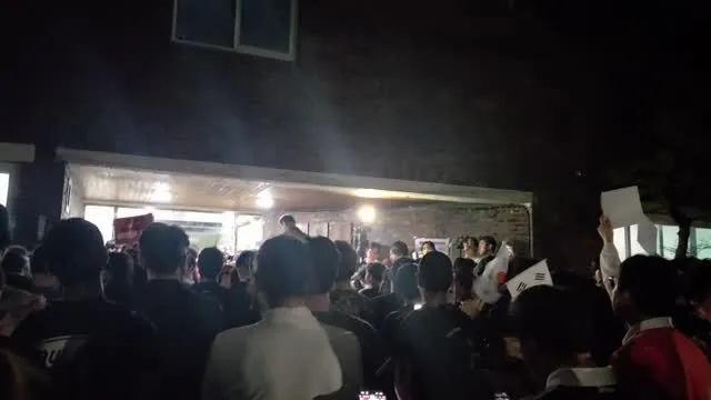 잠실7동 선거 투표소 현장 
투표지가 없어 투표를 못한 초유의 사태
정의로운 시민들이 부정선거, 
선관위 해체를 외치고 있습니다!