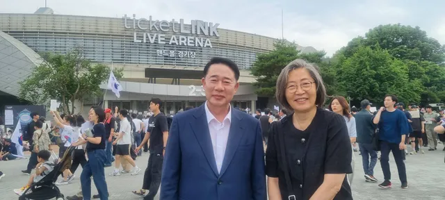 {시민 저항운동}

"재선거!"~ "재선거!"~

시간이 지날수록 점점 많은 시민들께서 참여하여 부실선거를 규탄하는 집회를 이어가고 있습니다.
