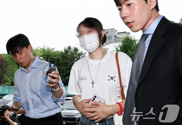 잠실 개표소 진입 막은 '올다르크' 구속 기로…오후 영장 심사

대표팀 불법 수색, 공무집행 방해 피의자들도 서울 송파구 올림픽공원 핸드볼경기장