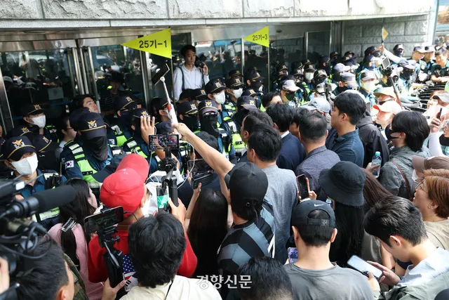 [단독]잠실 시위 현장 업무에 ‘긴급 심리지원’ 받은 경찰 19명…법적...

경찰관 19명이 서울 송파구 올림픽공원 ‘개표소 봉쇄 시위’에 대