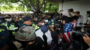 잠실 개표소 봉쇄 시위 관련 재판·영장심사 잇따라

송파 개표소 봉쇄 시위와 관련한 시위 참가자들의 재판과 구속 전 피의자 심문이 오늘 잇따라 