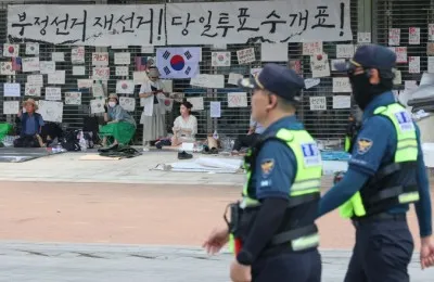 침 뱉고 '가짜경찰' 모욕까지…잠실 개표소 시위 투입 경찰 19명 심리상...

[서울=뉴스핌] 조준경 기자 = 잠실 개표소 봉쇄 시위 현장에서
