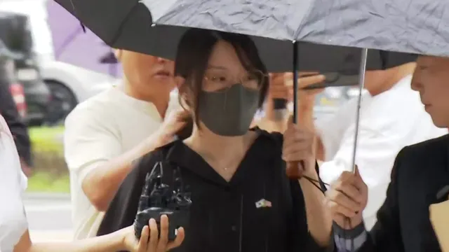 체육단체 출입 저지 30대 구속 심사 출석...취재진에 '묵묵부답' [현장영...

지난달 16일 잠실 개표소 시위 현장에서 출입문을 막아 체육