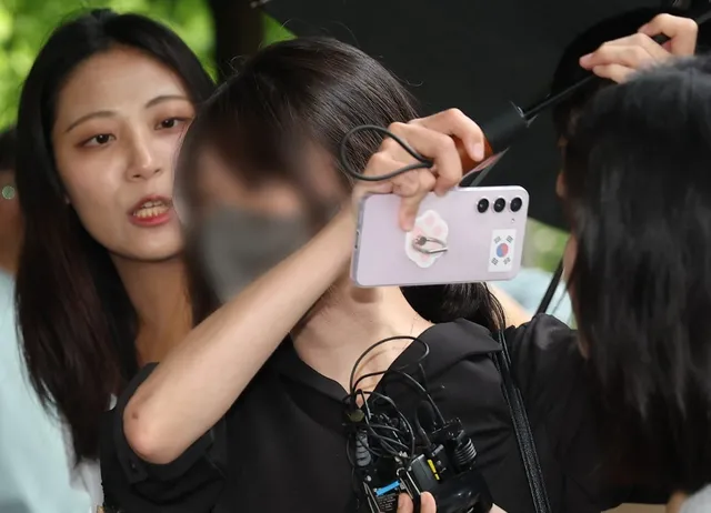잠실 개표소 출입 막은 '올다르크'…구속 갈림길 섰다

잠실 개표소 출입 막은 '올다르크'…구속 갈림길 섰다, 이날 유튜버 응원에 미소 짓기도 