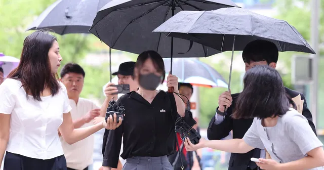 잠실 개표소 막아선 ‘올다르크’ 구속 기로…묵묵부답으로 법원 출석

잠실 개표소 막아선 올다르크 구속 기로묵묵부답으로 법원 출석