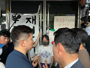 올다르크 태극기와 성조기 배지에 정장 차림…구속 기로에도 묵묵부답...

[헤럴드경제=이영기 기자·이준영 수습기자] ‘올림픽공원 집회’ 현장에서