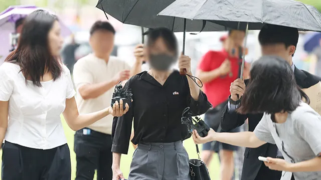 잠실개표소 출입 막은 ‘올다르크’ 구속영장 기각…“증거인멸·도주 ...

서울 잠실 올림픽공원 핸드볼경기장 개표소에서 대한체육회 산하 체육단체 