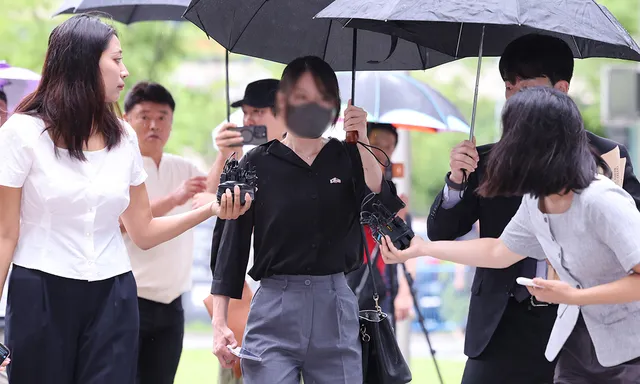 잠실 ‘올다르크’ 구속영장 기각…“증거인멸·도주 우려 없어”

잠실 개표소 시위 현장에서 대한체육회 관계자들의 진입을 막은 30대 여성 A씨가 