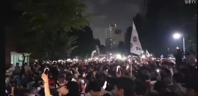 [참정권 침해 의혹, 잠실 침묵시위]

가장 분노해야 할 참정권 침해 의혹의 순간에도,

잠실에 모인 시민들은 인근 아파트 주민들의 밤을 배려하