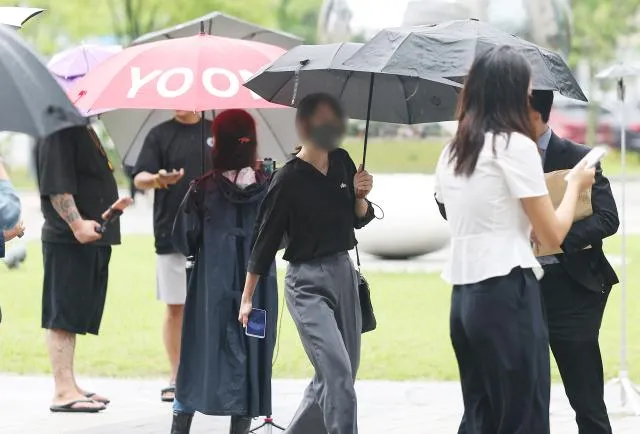 잠실 개표소 진입 막은 30대 여성 구속영장 기각..."증거인멸·도주우려...

6·3 지방선거 개표소로 활용된 올림픽공원 핸드볼경기장 진입을 