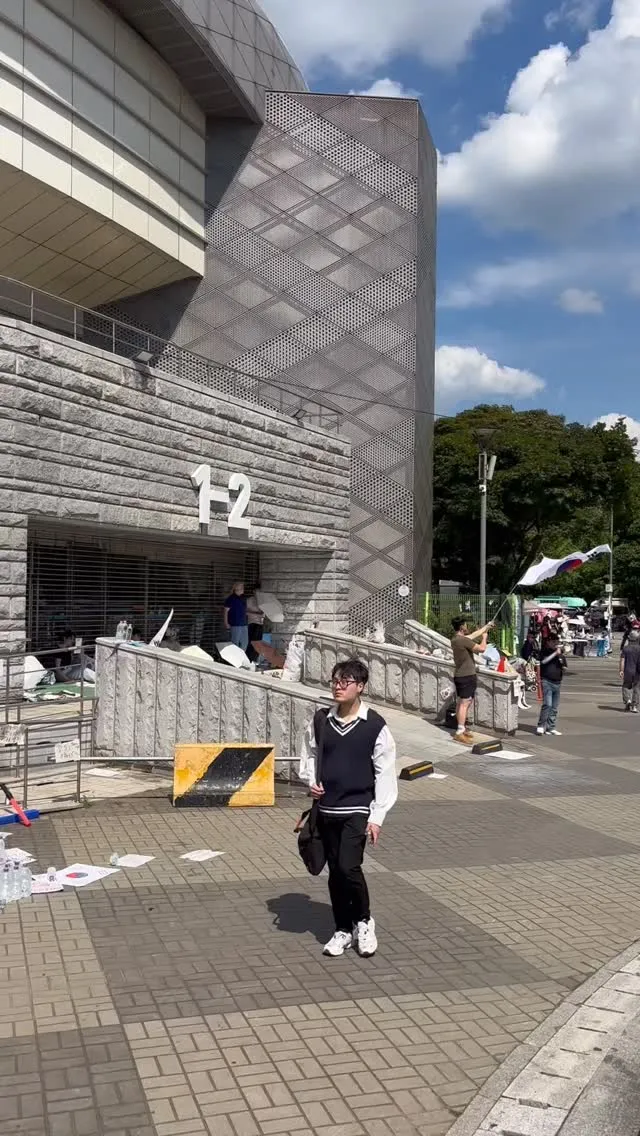 혼자 확성기로 선창해주시는 아저씨 너무 감사합니다ㅠ
사람 얼마 없는 1-2에서 자리 함께하고 있습니다!!!