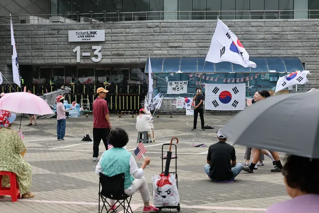 “잠실 시위 이제 평화적 해산 고민해야”…48일째 이어져

국회가 22일 2차 국정조사 청문회와 특검법 도입 등을 통해 정치적 해법 모색에 착수