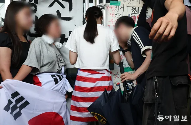 유치장 나온 성조기女 “김건희 여사님은 얼마나 불편하셨을까”

서울 올림픽공원 개표소 시위 현장에서 대한체육회 관계자들 출입을 막아 이른바 ‘올