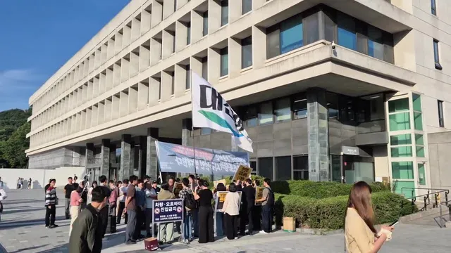 대진연이 현시각 서울대에서 대놓고 깽판을 치고 있습니다
여러분 관심을 가져 주세요