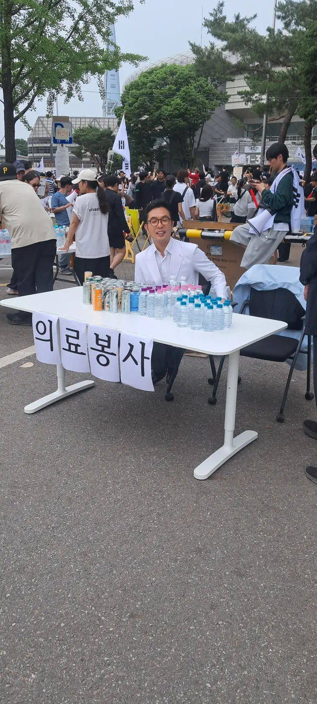 의료봉사를 오늘부터 자진해서 주셔서
감사합니다. 혹시 주중에 부스 지켜주실
의료진 있으시면
많은 지원 부탁 드려요!
아산병원, 삼성병원, 강동성