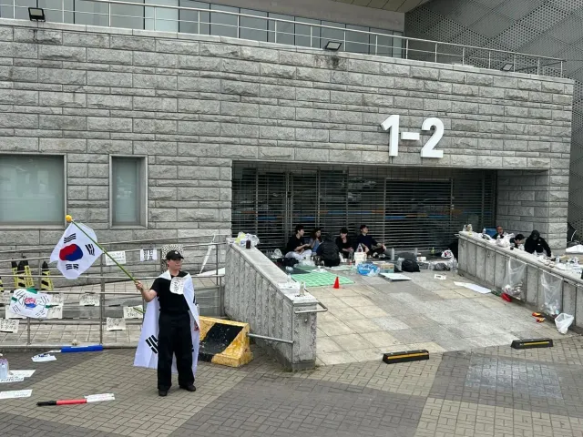 열심히 올공 뺑뺑 돌다가
아침에 1-2 사람 빠졌을때
게이트 지키던 모습
찍어주셔서 감사합니다🤍🇰🇷

리포해주신분들 덕분에
1-2 게이트 