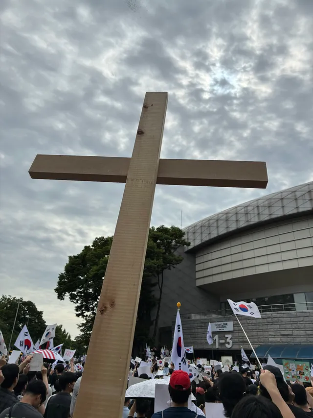 <<어제 잠실 집회에서 십자가를 들었던 일>>

영국, 러시아 등에서 사람들이 십자가를 든 모습을 보고 부러웠다. 그리고 십자가를 든 적이 없던