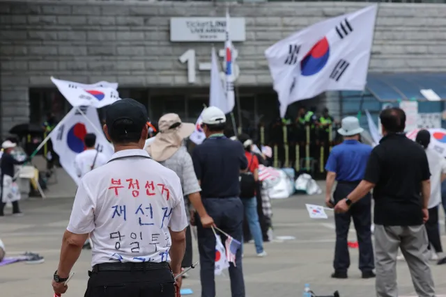 '개표소 시위' 올림픽공원에 정체불명 흰 가루…마약 의심 신고에 경찰...

6·3 지방선거 투표용지 부족 사태로 인한 '개표소 봉쇄 시...