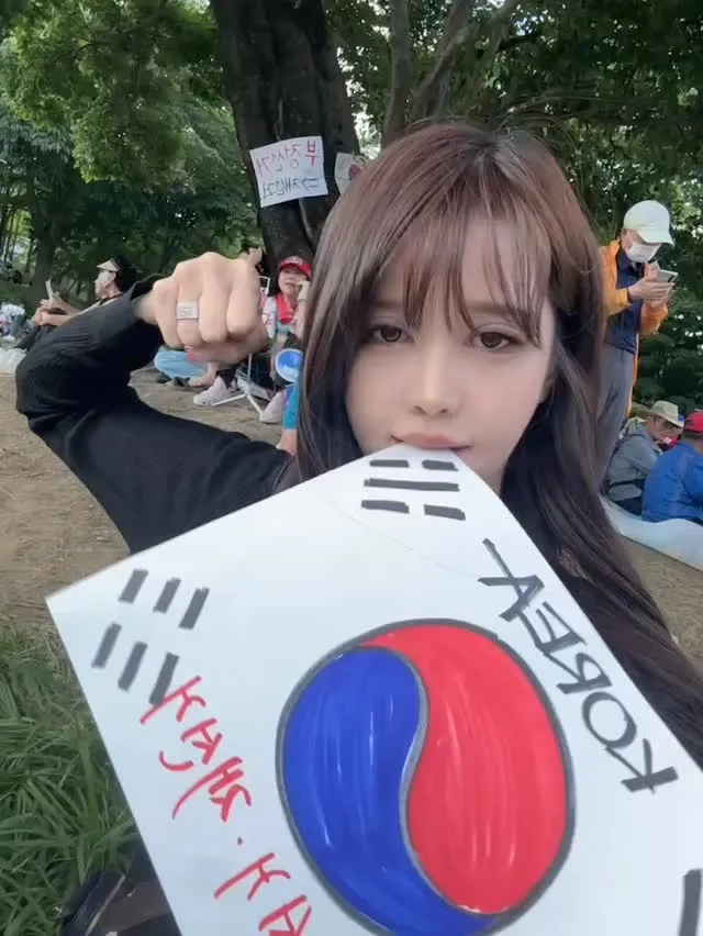 잠실 올림픽공원. 태극기 휘날리며 울려퍼지는 애국가(와 내 펀치) 저녁쯤 되니 영상보다 더 많은 사람들이 모이는 중