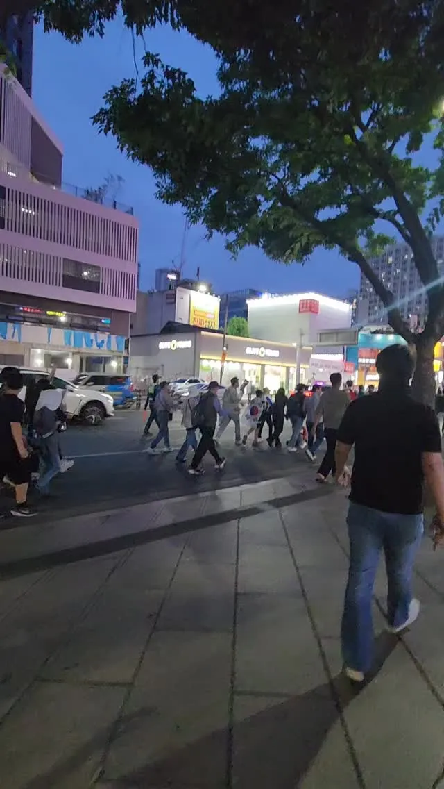 한일극장 앞 . 중구선관위 앞 집회 서로 만나서 만남의장 됐엌ㅋㅋㅋㅋㅋㅋ