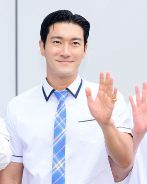 최시원, '올공 시위' 영상에 '태극기 이모지'.."특정 프레임으로 재단 않...

슈퍼주니어 최시원이 잠실 올림픽공원에서 열리고 있는 재선거 