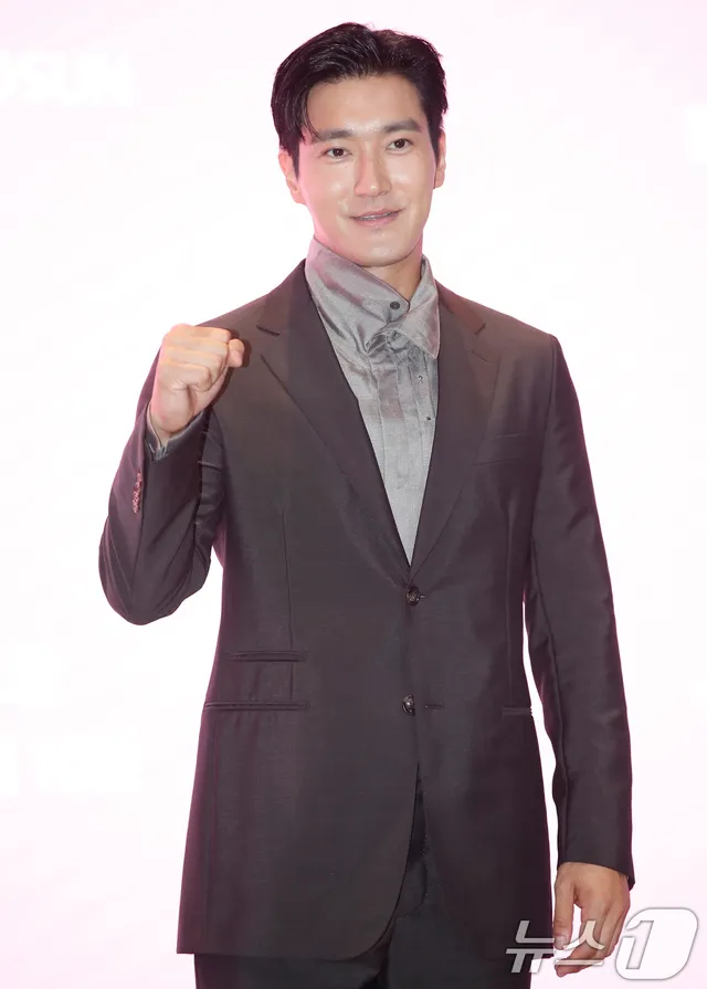 최시원, '올공 시위' 공개 지지…"특정 프레임으로 재단 말길"

그룹 슈퍼주니어 멤버 최시원이 서울 송파구 잠실개표소 봉쇄 시위를 공개 지지했