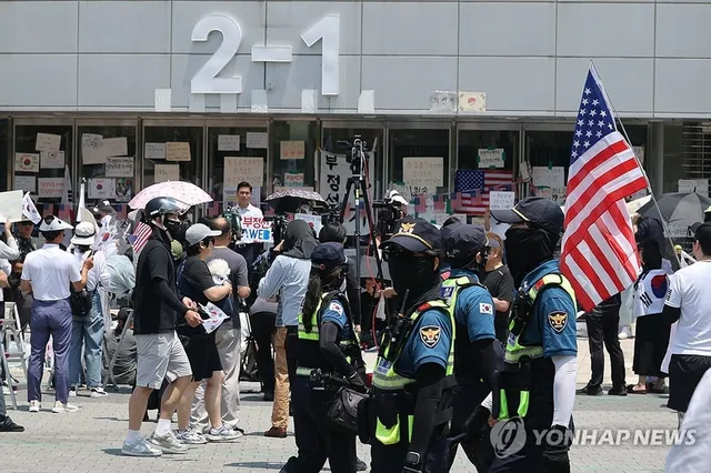 경찰, ‘취재진 폭행’ 잠실 시위자 2명 구속영장 신청

경찰이 투표용지 부족 사태로 이어지고 있는 ‘잠실 개표소 시위’ 현장에서 언론사 취재기