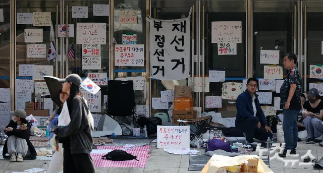경찰, '기자 폭행' 잠실 개표소 시위 참가자 2명 구속영장 신청

서울 올림픽공원 핸드볼경기장에 차려진 개표소를 봉쇄하는 시위에서 기자를 폭행