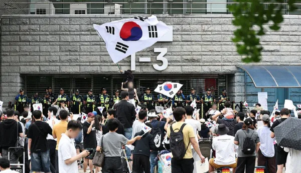 경찰, 기자 폭행한 '잠실 개표소' 시위 참가자 2명 구속영장

경찰이 6·3 지방선거 개표 상황을 취재하던 기자를 폭행한 ‘잠실 개표소’ 시위
