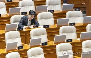 한동훈에 쏟아지는 집중포화…'보수재건·차기당권' 주도권 경쟁 막 올...

국회에 입성한 한동훈 무소속 의원이 국민의힘 복당을 모색 중인 가운데
