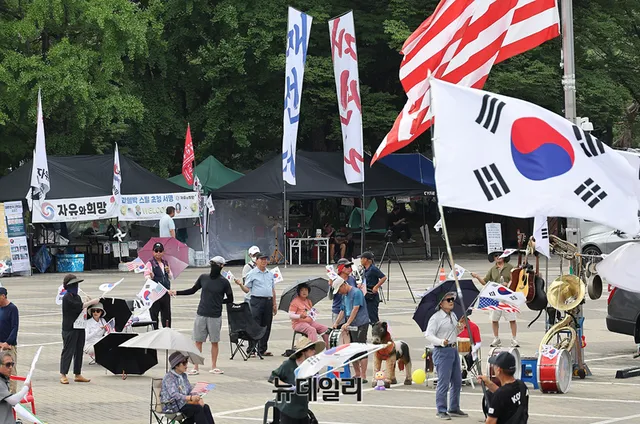 '올공' 지키는 시민들 "이제는 음모론이라 하지 마세요 … 이게 부정선...

23일 오후 서울 송파구 올림픽공원 핸드볼경기장. 국민참정권 침해