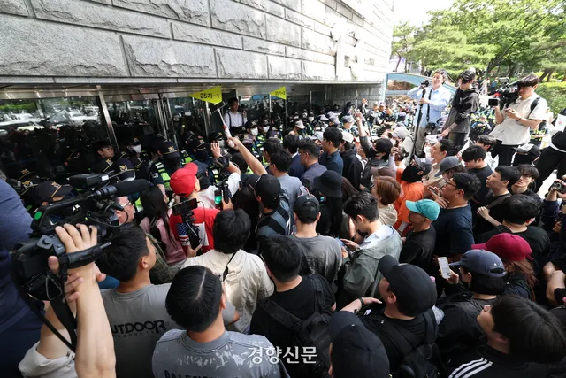 경찰, ‘개표소 봉쇄 시위’ 현장서 기자 폭행한 시위대 2명 구속영장 신...

경찰이 서울 송파구 올림픽공원 ‘개표소 봉쇄 시위’ 현장에서 취