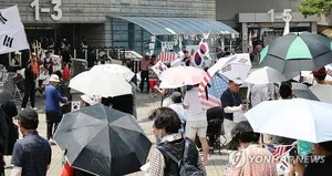 '지방선거 개표소 기자 폭행' 2명 구속영장 신청

| 서울=한스경제 김근현 기자 | 6·3 지방선거 개표 현장을 취재하던 언론사 기자를 폭행한