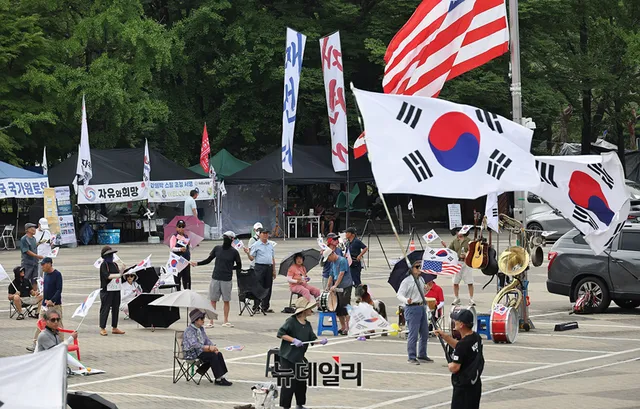 [포토] 잠실개표소 봉쇄 50일...다시 시작된 폭염에 집회 이어가는 시민...

6·3 지방선거 당시 발생한 투표용지 부족 사태로 촉발된 잠실
