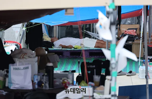 [포토] 다시 폭염...무더위에 지친 올림픽공원 시민들

6·3 지방선거 당시 발생한 투표용지 부족 사태로 촉발된 잠실개표소 집회가 50일째를 