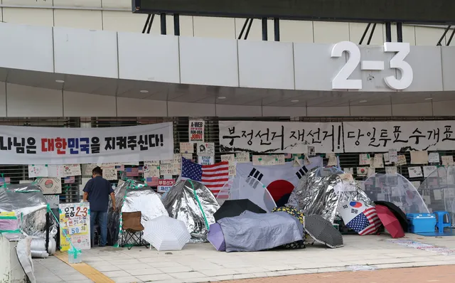 용지 부족 이어 조작 의혹… ‘올공 시위’ 다시 들끓나

“선관위가 6·3 지방선거 당일 투표율을 조작한 정황이 드러나면서 다시 사람들이 모이고