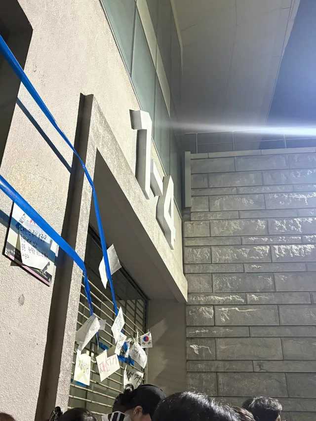 올공 첫날 부터 1-4 게이트 지킨 새벽반임 2:00~ 낮까지
잠도 못자고 열이 너무나고 몸이 너무 안좋아져서 약먹고 쉬고있어 진짜 너무 무섭고