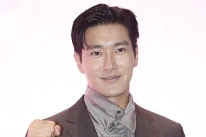 최시원, '올공 시위' 공개 지지…과거 정치 게시물도 재조명

가수 겸 배우 최시원(40)이 6·3 지방선거 투표용지 부족 사태 이후 이어지고 
