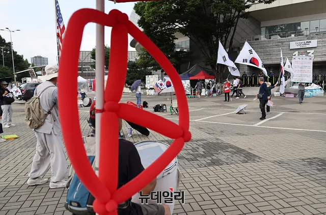 "압수수색으로 첫 단추… 제기 의혹들 사실로 드러나" [올림픽공원 떠나...

24일 오후 서울 송파구 올림픽공원 핸드볼경기장. 집회가 50일 