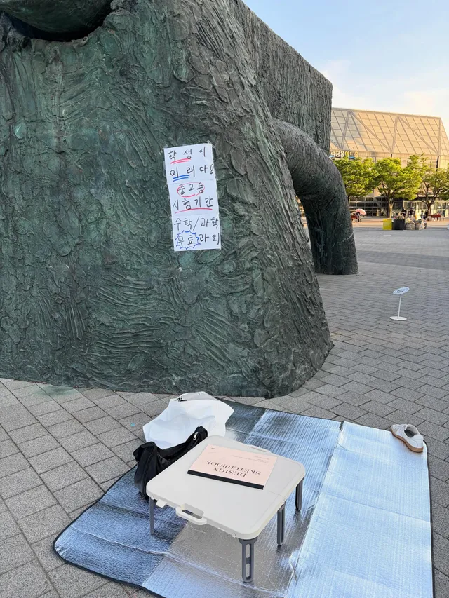 시험기간이라 오는게 망설여지는 학생들이 있다면 와서 수학과학 질의응답 할 수 있어요! 2-2에 돗자리 깔았습니다!