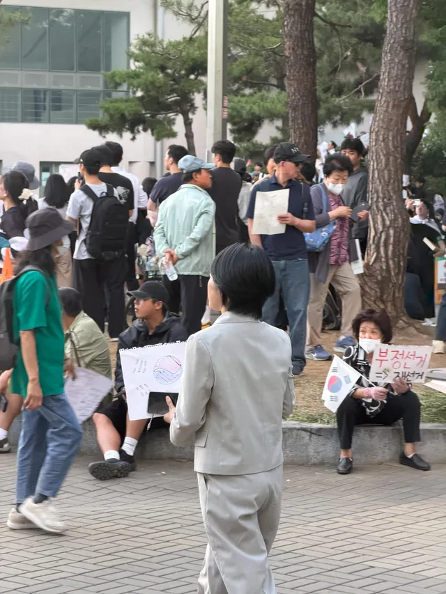 실시간 잠실
혼자 피켓 가지고 돌아다니는
손수조 대변인 발견
