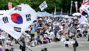 [포토] 무더위 속 올림픽공원 참정권 집회

[천지일보=박준성 기자] 무더위가 이어지는 25일 오후 서울 송파구 올림픽공원 핸드볼경기장 앞에서 