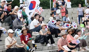 [포토] "재선거" 외치는 올공 집회 참가자들

[천지일보=박준성 기자] 무더위가 이어지는 25일 오후 서울 송파구 올림픽공원 핸드볼경기장 앞에