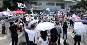[포토] "재선거" 외치는 올공 참정권 집회 참가자들

[천지일보=박준성 기자] 무더위가 이어지는 25일 오후 서울 송파구 올림픽공원 핸드볼경기