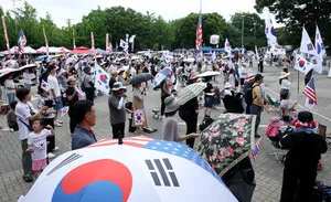 [포토] 폭염에도 이어지는 올공 참정권 집회

[천지일보=박준성 기자] 무더위가 이어지는 25일 오후 서울 송파구 올림픽공원 핸드볼경기장 앞에서