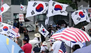 [포토] 폭염에도 이어지는 올공 집회

[천지일보=박준성 기자] 무더위가 이어지는 25일 오후 서울 송파구 올림픽공원 핸드볼경기장 앞에서 열린 