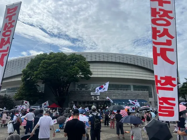 '잠실 개표소 시위서 경찰 조롱' 20대 남성 구속 송치

[서울=뉴시스]조수원 기자 = 서울 송파구 올림픽공원 핸드볼경기장 개표소 현장에서 경