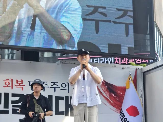 장동혁 “대구가 대구였다”…폭염 속 반월당 뒤덮은 태극기

뜨거운 햇볕이 도심을 달궜지만 태극기를 든 수천 명의 시민들은 자리를 떠나지 않았다.